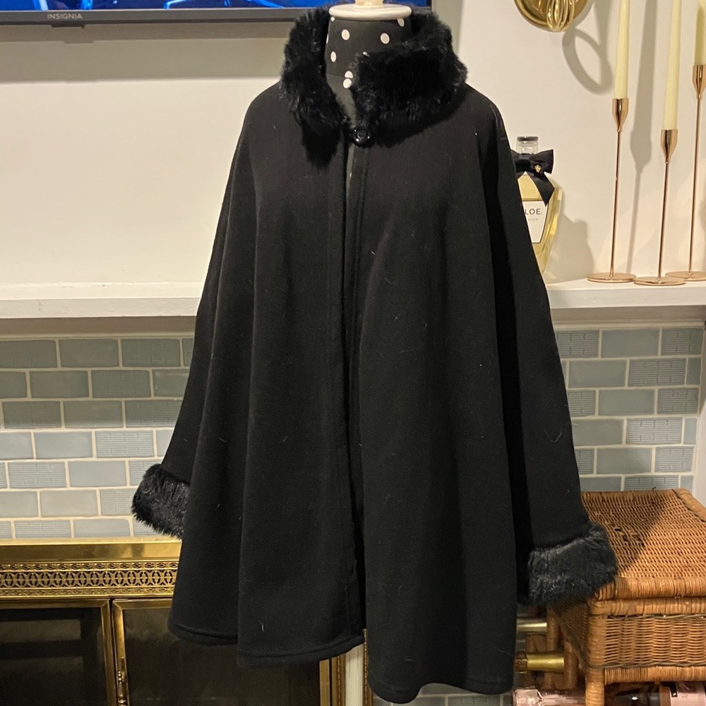 Cejon Elegant Black Faux Fur Trim Cape